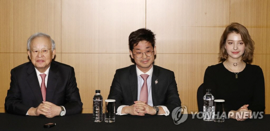 16일 오후 서울 강남구 코엑스인터콘티넨탈호텔에서 열린 ‘2018 한국이미지상’ 수상자 간담회에서 CJ그룹의 손경식 회장(왼쪽부터), 조아킴 손 포르제 프랑스 하원의원, 러시아 출신 방송인 안젤리나 다닐로바가 질문을 듣고 있다. 연합뉴스