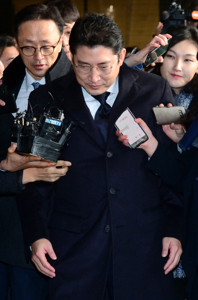 조현준 효성그룹 회장이 수백억 원대 배임 혐의와 관련한 조사를 받기 위해 17일 오전 서초동 서울중앙지검에 출두하며 취재진의 질문을 받고 있다. 신창섭 기자 bluesky@