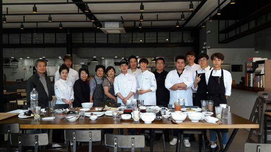 위너셰프 1기 참가자들과 유지상(맨 왼쪽) 대표.