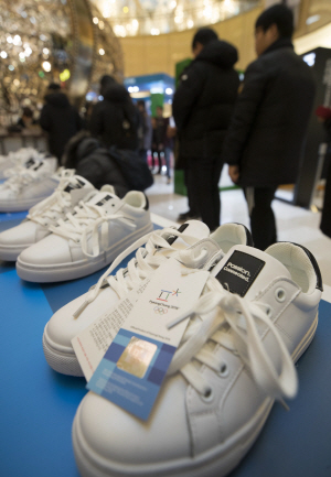 지난 5일 서울 송파구 롯데백화점 잠실점 지하에서 시민들이 ‘평창 스니커즈’를 구매하기 위해 줄을 서 있다.