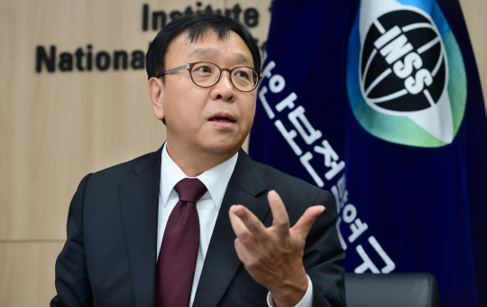 조동호 국가안보전략연구원장이 지난 16일 서울 강남구 언주로 국가안보전략연구원 사무실에서 가진 문화일보와의 인터뷰에서 최근 남북 대화 흐름과 향후 대북 전략 등에 대해 이야기하고 있다.  신창섭 기자 bluesky@