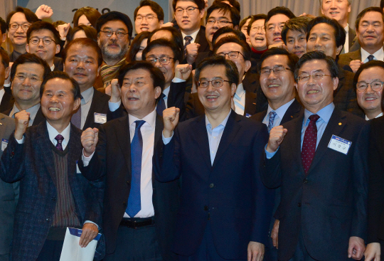 김동연(첫 줄 왼쪽 세 번째) 경제부총리 겸 기획재정부장관이 18일 서울 영등포구 여의도동 중소기업중앙회에서 열린 최고경영자(CEO) 혁신포럼에 참석해 박성택(〃 두 번째) 중소기업중앙회장 등 참석자들과 파이팅을 외치고 있다.