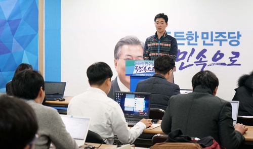 (대전=연합뉴스) 종이 파쇄업체에서 일하는 김건혁씨가 18일 오후 더불어민주당 대전시당에서 4대강 문건 파쇄 제보 관련 기자회견을 하고 있다.