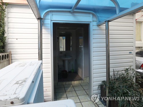 (울산=연합뉴스) 18일 오전 울산시 동구의 한 새마을금고에 강도가 들어 1억1천만원의 현금을 빼앗아 달아났다. 강도가 범행 전 숨어 있었던 것으로 추정되는 새마을금고 뒤편 화장실의 모습. 2018.1.18