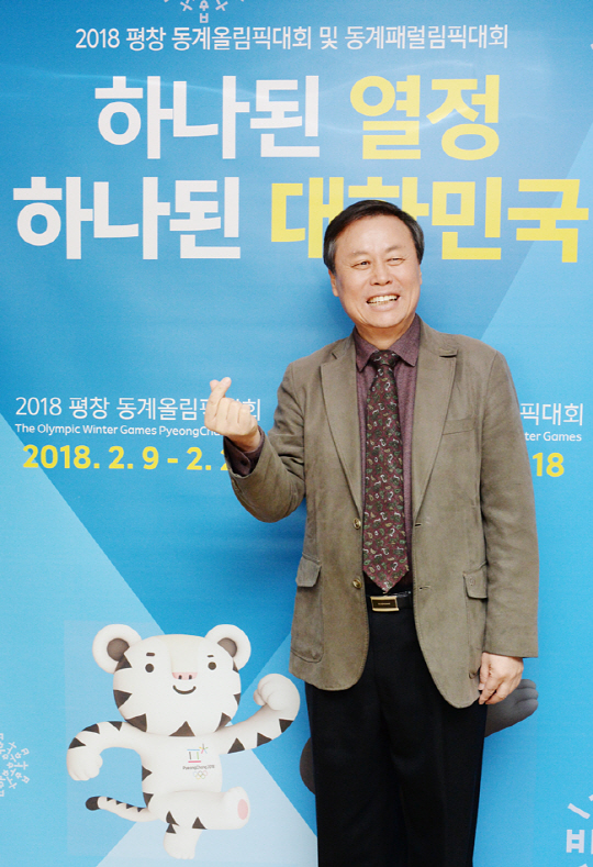 평창동계올림픽은 올림픽 정신을 구현한 평화 올림픽이 될 것이라는 도종환 문화체육관광부 장관이 올림픽의 성공을 기원하며 손가락 하트를 만들어 보이고 있다.   김호웅 기자 diverkim@