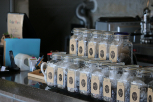 잘 볶아진 원두커피가 유리병에 담겨 있다.