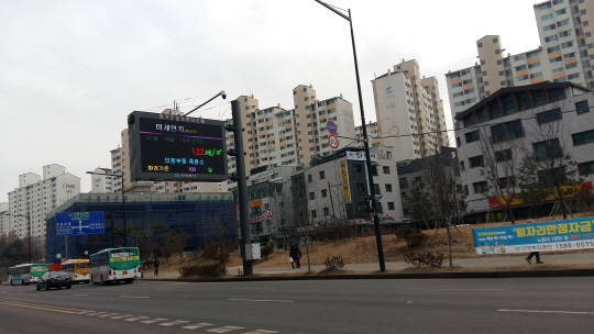 미세먼지 주의보가 발효된 지난 18일 경기 의정부시 민락지구에 설치된 대기오염 안내 전광판에 수치가 122㎍／㎥로 표시돼 있다.