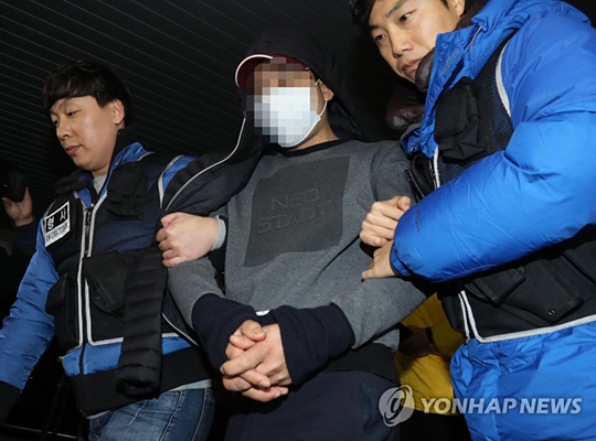 경남 거제에서 검거된 울산 새마을금고 강도 사건의 피의자인 김모 씨가 18일 오후 울산 동부경찰서로 압송되고 있다. (울산=연합뉴스)