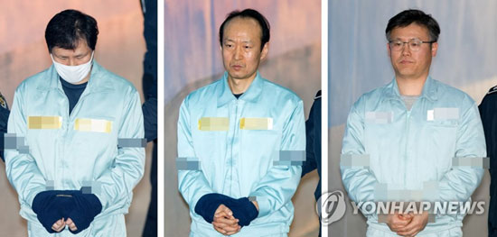(서울=연합뉴스) 문고리 3인방 안봉근(왼쪽부터) 전 청와대 비서관, 이재만 전 청와대 비서관, 정호성 전 청와대 부속비서관이 19일 오후 서초구 서울중앙지법에서 열린 박근혜 전 대통령의 ‘국정농단’ 관련 속행공판에 출석하기 위해 호송차에서 내려 법정으로 향하고 있다. 2018.1.19