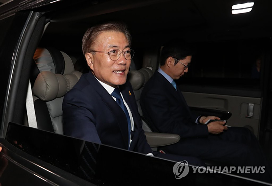 지난 5월 9일 개표방송에 참석하기 위해 홍은동 자택을 나서며 지지자들과 인사를 나누던 문재인 대통령 [연합뉴스 자료사진]