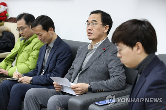 (서울=연합뉴스) 조명균 통일부 장관이 20일 정부서울청사에서 북한이 예술단 사전점검단의 방남 계획을 중지한 것과 관련해 브리핑하고 있다. 북한은 현송월 삼지연관현악단 단장을 포함해 7명의 예술단 사전점검단을 이날 남측에 보내려던 계획을 전날밤 취소했다.