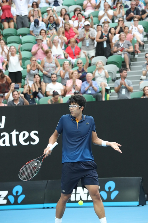 승리를 확정한 뒤 어깨를 들어보이는 정현. [대한테니스협회 제공=연합뉴스]