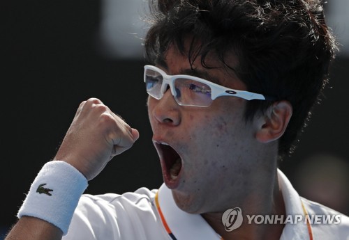 정현이 호주오픈 3회전에서 알렉산더 즈베레프를 상대로 백 핸드에 성공한 뒤 환호하고 있다. [AP=연합뉴스]