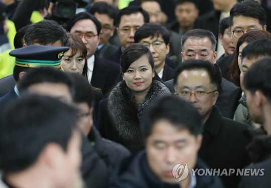 (강릉=연합뉴스) 현송월 삼지연관현악단 단장을 비롯한 북한 예술단 사전점검단이 21일 오후 강원 강릉역에 도착해 버스로 향하고 있다.