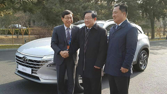 완강(가운데) 중국 과학기술부 부장이 20일 현대차의 수소 전기차 ‘넥쏘’ 앞에서 이기상(왼쪽) 현대차 환경기술센터장, 왕수복(오른쪽) 현대차그룹 중국 유한공사 총경리와 사진 촬영을 하고 있다.  현대차 제공