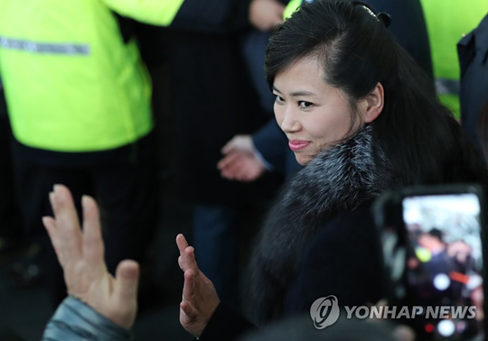 (강릉=연합뉴스) 21일 강릉역에 도착한 현송월 삼지연 관현악단 단장이 시민들의 환영이 이어지자 손을 들어 인사하고 있다.