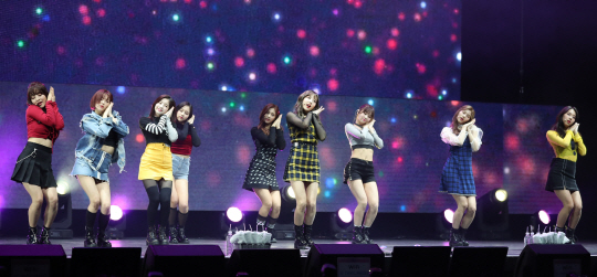 JYP엔터테인먼트 급성장의 원동력이 된 걸그룹 트와이스. JYP가 국내 엔터 업계에서 시가총액 2위로 올라선 데 대해 미국의 빌보드와 블룸버그 등 외신들도 주목했다. 빌보드는 “JYP의 시장 가치 급등은 트와이스의 성공에 기인한다”고 전했다.