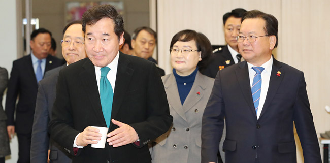 이낙연(왼쪽) 총리가 23일 오전 정부세종청사 세종컨벤션센터에서 열린 ‘국민안전, 재난재해대응에 대한 정부업무보고’에 참석하기 위해 참석자들과 함께 회의장에 들어서고 있다.  연합뉴스