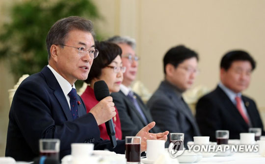 (서울=연합뉴스) 문재인 대통령이 23일 낮 청와대 인왕실에서 더불어민주당 원내지도부를 초청해 오찬을 함께하며 얘기를 나누고 있다. 2018.1.23 [청와대 제공=연합뉴스]