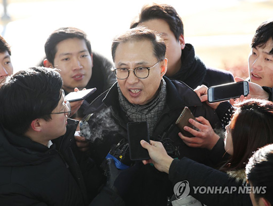 (서울=연합뉴스) 이명박 전 대통령의 조카인 이동형 다스 부사장이 24일 오전 불법 자금 조성 혐의를 받는 피의자 신분으로 조사받기 위해 서울동부지검으로 들어서고 있다.