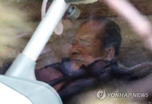 이명박 전 대통령의 형인 이상득 전 새누리당 의원이 지난 22일 자택에서 심각한 표정을 짓고 있다. 검찰은 이날 이 전 의원의 사무실, 자택을 압수 수색했다. [연합뉴스 자료사진]
