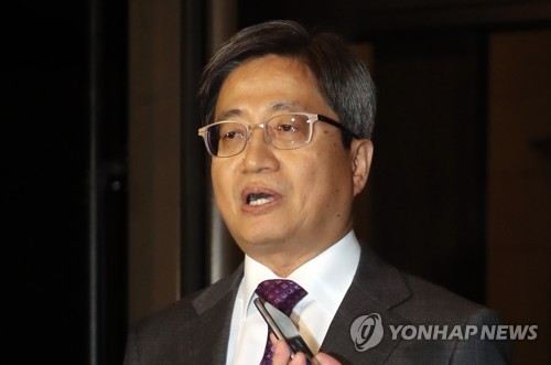 (서울=연합뉴스) 24일 ‘판사사찰’ 문건과 관련한 입장을 발표한 김명수 대법원장이 서울 서초구 대법원에서 퇴근하며 기자의 질문에 답하고 있다.