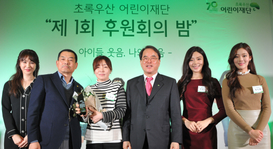 초록우산어린이재단(회장 이제훈)이 24일 서울 중구 을지로 프레지던트호텔에서 개최한 ‘제1회 후원회의 밤’ 참석자들이 기념사진을 찍고 있다. 왼쪽부터 배우 손은서 씨, 초록우산상을 받은 손병철 경남동부후원회장 부부, 이 회장, 2017년 미스코리아 선 이한나, 정다혜 씨. 초록우산어린이재단 제공