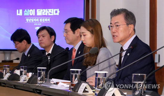 (서울=연합뉴스) 문재인 대통령이 25일 오후 청와대에서 열린 청년일자리 점검회의를 주재하고 있다. 오른쪽부터 문 대통령, 청년고용정책참여단 이재은 씨, 이용섭 일자리위원회 부위원장, 장병규 4차산업혁명위원장, 장하성 정책실장.