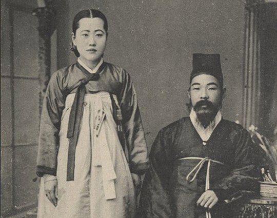 조선 시대 양반 부부의 대화 원칙은 ‘묵언의 윤리’였다. 낮에는 서로 대화를 나누는 법이 없어 가족조차 부부가 대화하는 장면을 보기 힘들었다. 사진은 조선 시대 양반 계급 부부의 모습. 자료사진