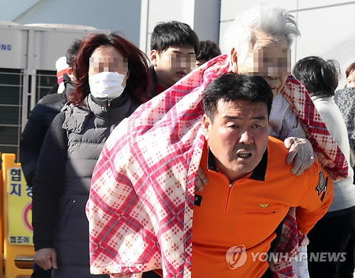 불이 난 세종병원에서 소방대원이 환자를 황급히 이송하고 있다