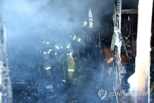 (밀양=연합뉴스) 26일 오전 경남 밀양시 가곡동 세종병원에서 불이나 소방대원이 화재원인을 조사하고 있다. 2018.1.26 [경남도청 제공=연합뉴스]