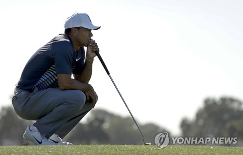 코스를 살피는 우즈.(AP=연합뉴스)