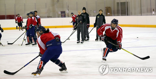 (서울=연합뉴스) 26일 진천선수촌 빙상장에서 평창 올림픽 여자 아이스하키 단일팀 북한 선수들이 훈련하고 있다. 이 모습을 머레이 감독이 지켜보고 있다. 2018.1.27 [통일부 제공=연합뉴스]