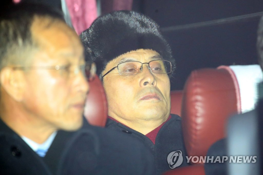 (인제=연합뉴스) 북한 선발대의 윤용복 체육성 부국장이 27일 오전 방남 마지막 일정인 태권도 공연장과 숙소를 점검하기 위해 강원 인제스피디움호텔을 나와 서울로 향하는 버스에 올라 있다. 북한 선발대는 시설 점검 일정을 마친 뒤 이날 오후 남북출입사무소를 거쳐 경의선 육로로 귀환한다.