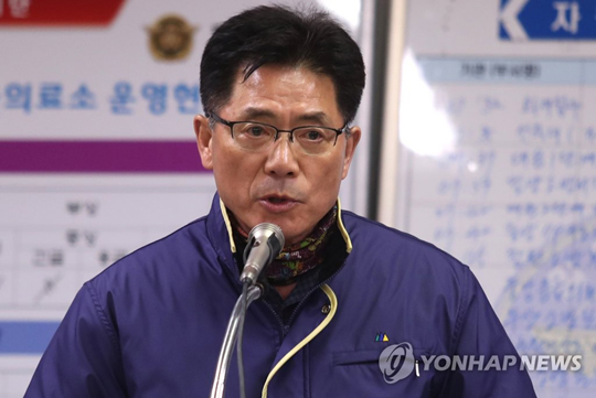 (밀양=연합뉴스)  밀양 세종병원 화재 참사 이틀째인 27일 오전 경남 밀양 세종병원 인근에 임시 마련된 밀양농협 가곡지점 기자실에서 이병희 밀양 부시장이 브리핑하고 있다.