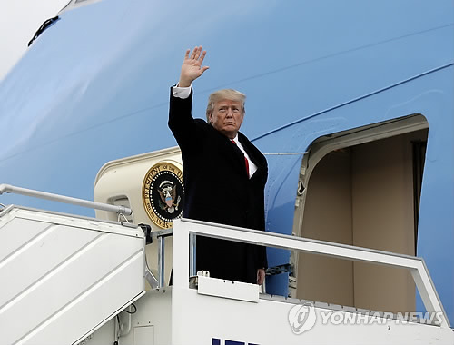 에어포스 원에서 손 흔드는 트럼프 대통령