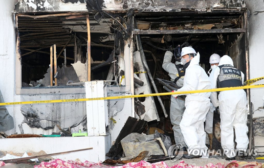 (밀양=연합뉴스) 27일 오전 큰 화재가 발생했던 경남 밀양시 세종병원에서 국과수, 경찰, 소방 등이 합동감식을 하고 있다.