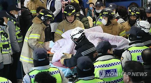 (밀양=연합뉴스) 26일 오전 7시 30분께 경남 밀양시 가곡동 세종병원에서 불이나 소방대원이 환자를 이송하고 있다. 현재 인명피해와 화재원인을 조사하고 있다. 2018.1.26