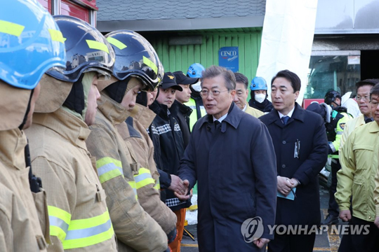 (밀양=연합뉴스) 문재인 대통령이 27일 오전 경남 밀양시 세종병원 화재참사 현장을 찾아 소방대원들을 격려하고 있다.