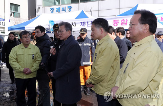 (밀양=연합뉴스) 문재인 대통령이 27일 오전 경남 밀양시 세종병원 화재 참사 현장을 찾아 현장 상황을 보고받은 뒤 발언하고 있다. 오른쪽은 김부겸 행정안전부 장관과 박능후 보건복지부 장관.