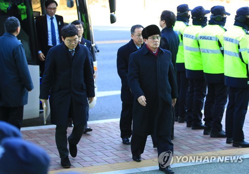 (서울=연합뉴스) 윤용복 체육성 부국장을 단장으로 하는 평창동계올림픽 북측 선발대가 27일 오전 서울 마포구 MBC상암홀에 들어가고 있다. 2018.1.27