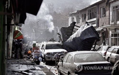 27일 아프가니스탄 카불에서 구급차를 이용한 자폭테러가 벌어져 연기가 피어오르고 있다.[EPA=연합뉴스]