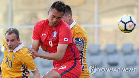 (안탈리아<터키>=연합뉴스) 27일 오후(현지시간) 터키 안탈리아 마르단 스타디움에서 열린 축구 국가대표팀 평가전 대한민국과 몰도바의 경기. 후반전 한국의 김신욱이 헤딩골을 성공시키고 있다. 2018.1.27
