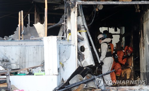 (밀양=연합뉴스) 지난 27일 오전 큰 화재가 발생했던 경남 밀양시 세종병원에서 국과수, 경찰, 소방 등이 합동감식을 하고 있다. 2018.1.27