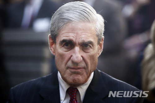 【워싱턴 = AP/뉴시스】 도널드 트럼프 미국대통령의 대선본부와 러시아간의 대선개입 공모여부를 수사하고 있는 로버트 뮬러 특별검사.  특검팀 소속의 연방수사국(FBI)의 베테랑 요원 한 명이 반트럼프 문자메시지를 주고 받았다는 감찰관의 지적으로 특검팀에서 제외된 사실이 2일 한 소식통에 의해 밝혀졌다.