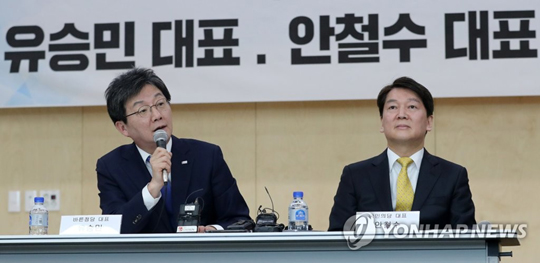 (대구=연합뉴스) 국민의당 안철수 대표(오른쪽)와 바른정당 유승민 대표가 25일 오후 대구 한국로봇산업진흥원에서 공동 기자회견을 하고 있다. 2018.1.25