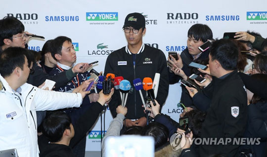 (영종도=연합뉴스)  호주오픈 테니스대회에서 4강에 오른 정현이 28일 오후 인천공항을 통해 귀국한 뒤 취재진 질문에 답하고 있다. 2018.1.28