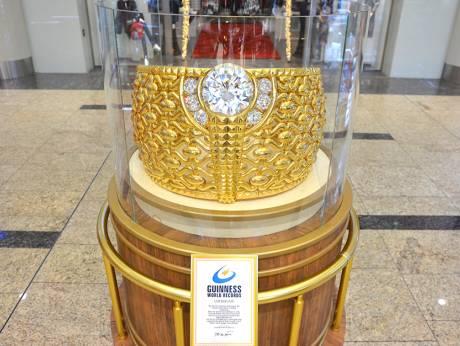 세계에서 가장 큰 금반지[사하라 쇼핑센터]