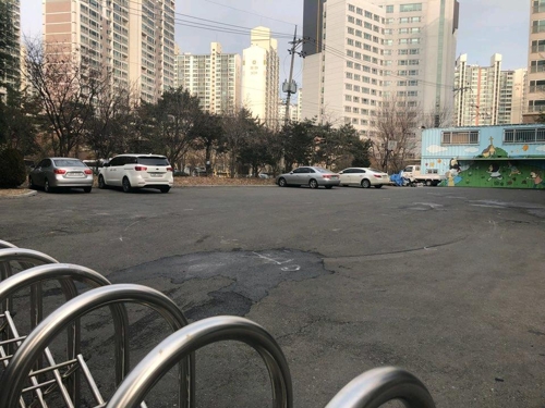 (서울=연합뉴스) 김기훈 기자 = 28일 오후 12시 24분께 서울 구로구 신도림 성당 내에서 후진하던 승용차가 신도들이 모여있던 텐트를 덮쳐 1명이 숨지고 10명이 다쳤다. 사진은 사고가 발생한 성당 주차장 모습. 2018.1.28