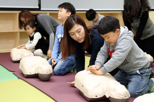지난 22일 서울 송파구 마천동 송파안전체험교육관 4층 응급처치 실습관에서 어린이와 학부모들이 심폐소생술 실습 교육을 받고 있다. 송파구 제공